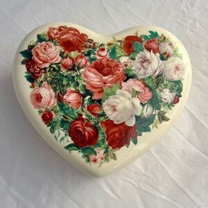 Vintage Ceramic Heart Shaped Trinket Lid Dish w/Rose Design 6 X 5 X 1.5”